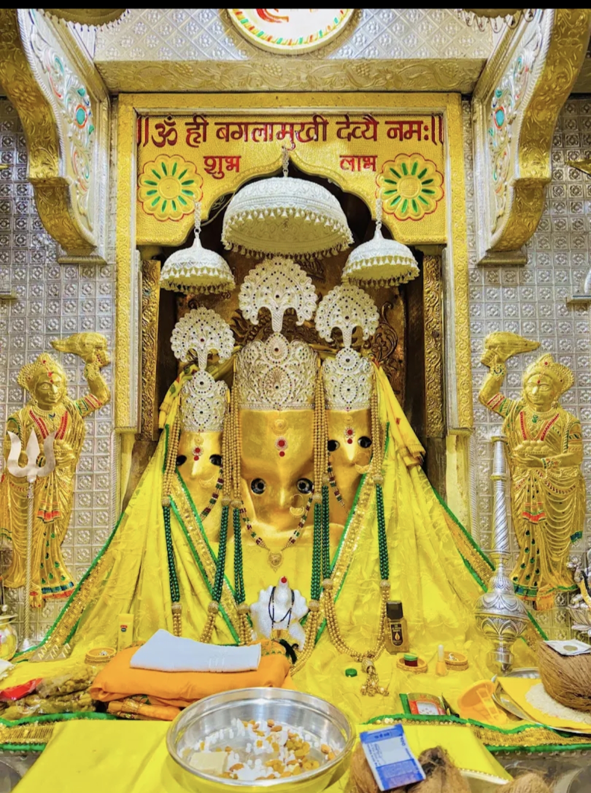पंडित गोविन्द व्यास भक्तों को बगलामुखी आशीर्वाद देते हुए — बगलामुखीउपासक नलखेड़ा